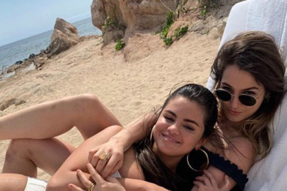 Selena Gomez zachwyca figurą w oliwkowym kostiumie kąpielowym. Wróciła do formy?