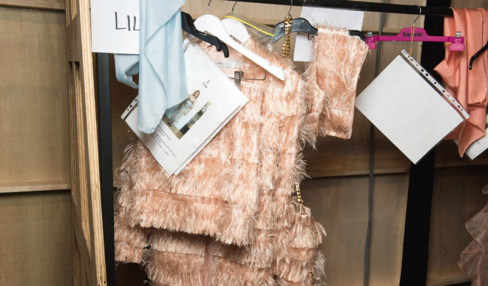 UPS! Stylistka zapomniała o zdjęciu jednej rzeczy z ubrań modelki podczas sesji!