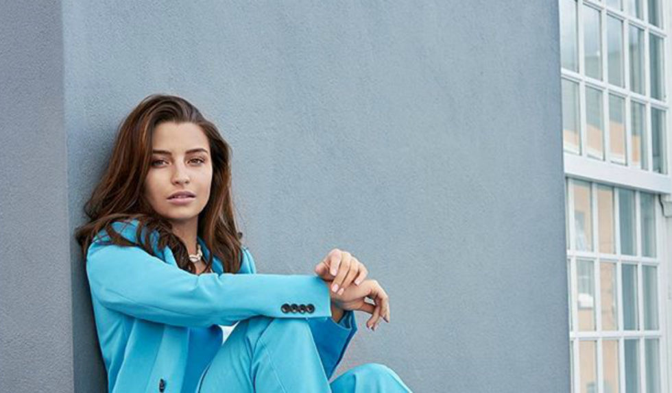 Julia Wieniawa promuje własny styl noszenia modnego i eleganckiego garnituru Julia Wieniawa promuje własny styl noszenia modnego i eleganckiego garnituru