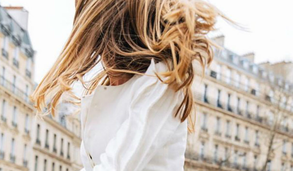 Niepozorna sukienka z Zary wyprzedała się na pniu. Za co kobiety ją pokochały?