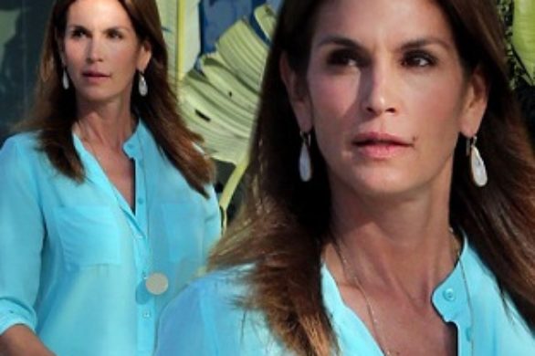 Cindy Crawford w błękitnej koszuli