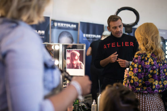 Oto kobieta, która stoi za włosami modelek na pokazie Dawida Wolińskiego