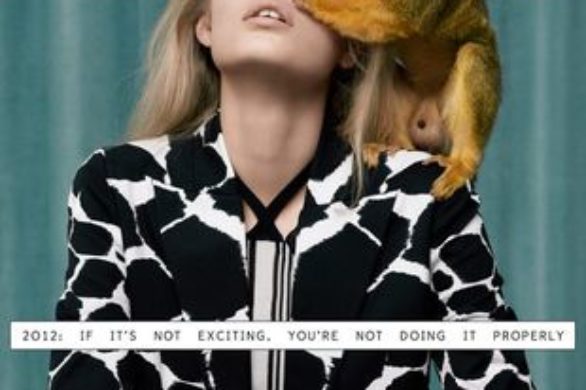 Frida Aasen w towarzystwie uroczej małpki