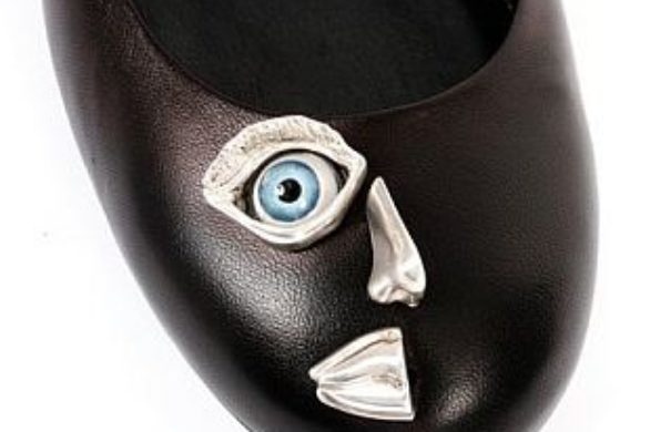 Buty z oczami i dłońmi