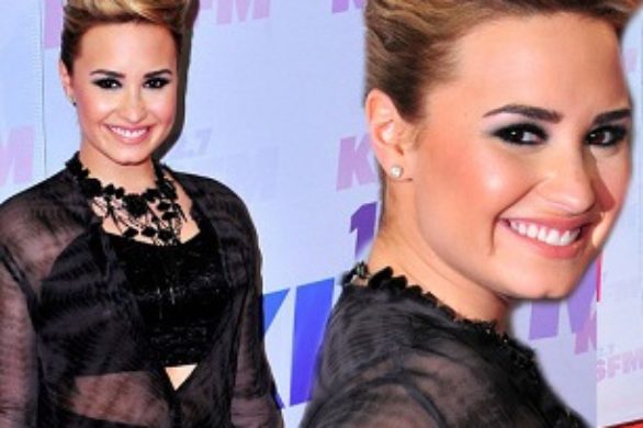 Demi Lovato w przezroczystej tunice