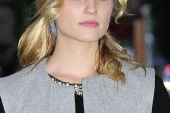 Dianna Agron w długiej kamizelce i z torebką Saint Laurent