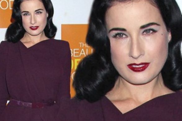 Dita von Teese w fioletowej sukience