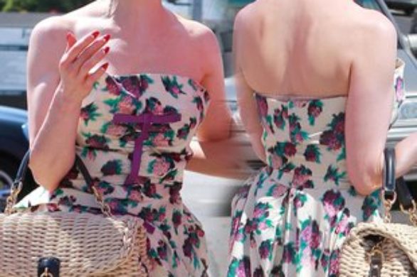 Dita Von Teese w malinowej sukience vintage (FOTO)