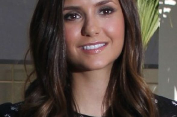 Nina Dobrev w koronkowej spódnicy