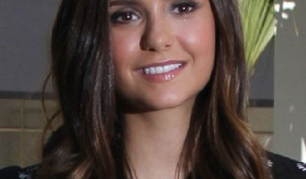 Nina Dobrev w koronkowej spódnicy