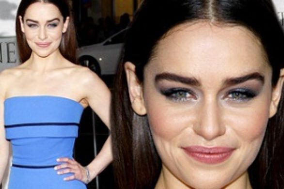 Emilia Clarke w niebieskiej sukni od Victorii Beckham