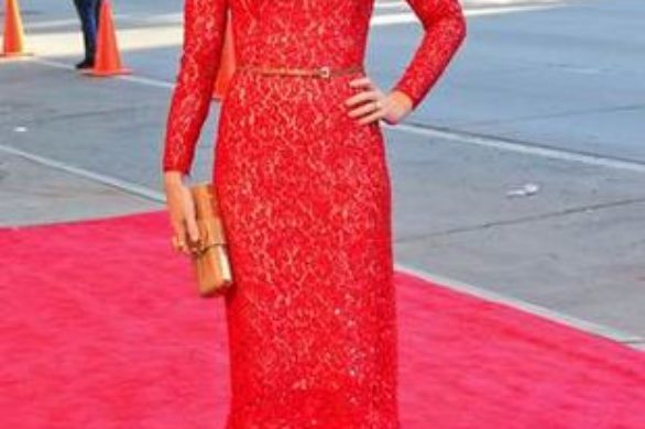Emily Blunt w koronkach od Michaela Korsa