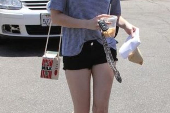 Emma Roberts zakłada płaskie buty to krótkich szortów