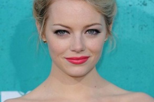 Emma Stone w nowej kampanii Revlon