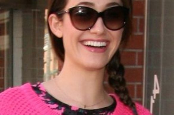 Emmy Rossum stawia na neony (FOTO)