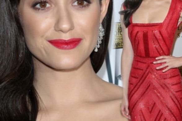 Emmy Rossum uwodzi w czerwieni (FOTO)
