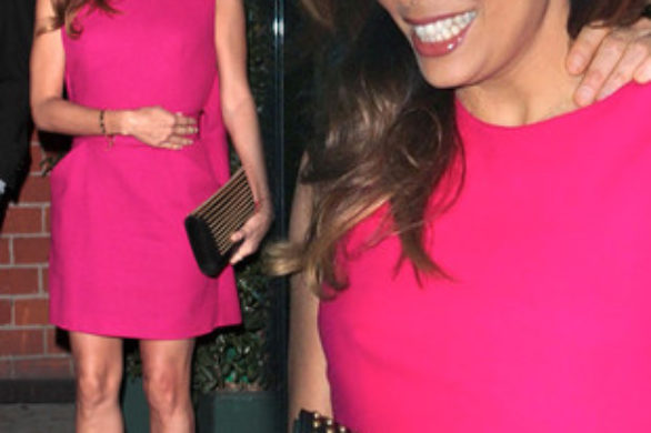 Eva Longoria w sukience w najmodniejszym odcieniu tego roku