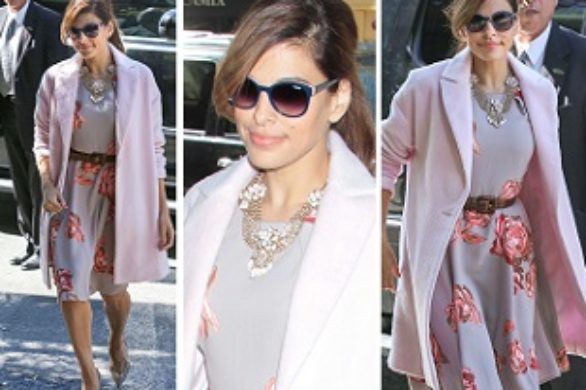 Eva Mendes w sukience i różowym płaszczu z własnej kolekcji
