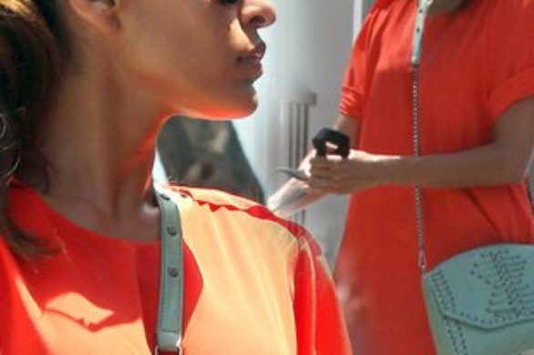 Eva Mendes w pomarańczowej sukience (FOTO)