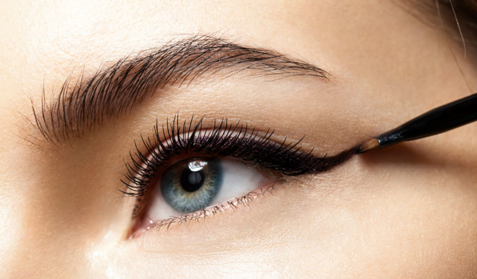 Jak aplikować płynny eyeliner w poprawny sposób? To łatwiejsze niż myślisz! Jak aplikować płynny eyeliner w poprawny sposób? To łatwiejsze niż myślisz!