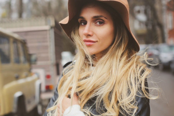 Blond mleczna herbata: koloryzacja włosów, która zawładnie jesienią