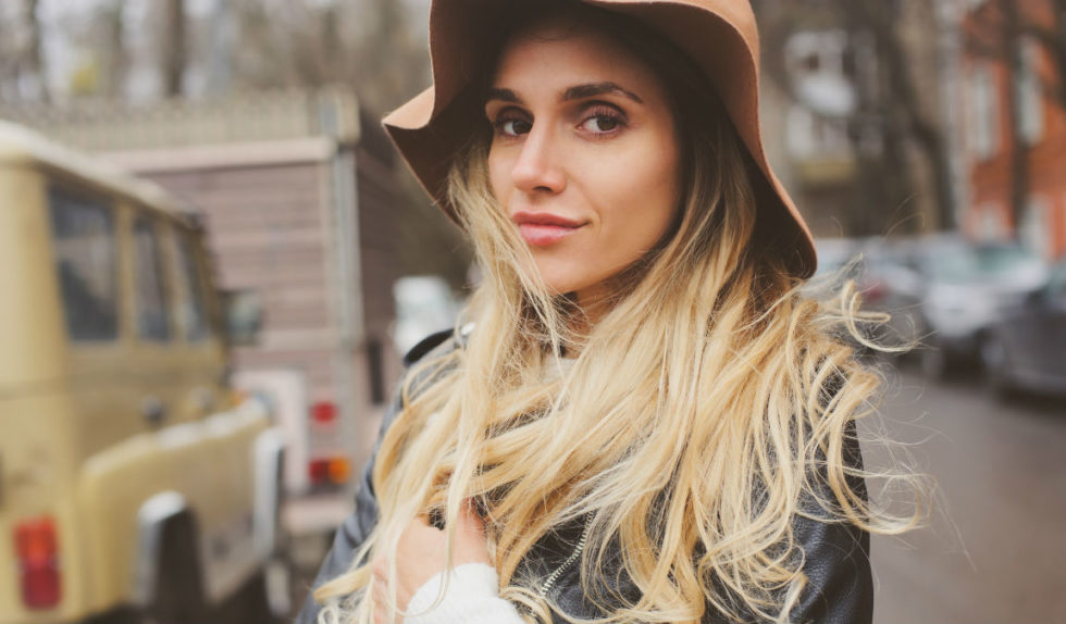 Blond mleczna herbata: koloryzacja włosów, która zawładnie jesienią