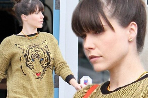 Sophia Bush w swetrze z tygrysem