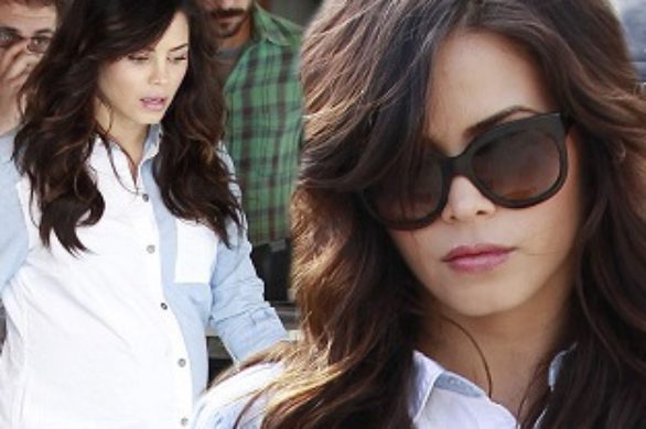 Jenna Dewan w biało-niebieskiej koszuli