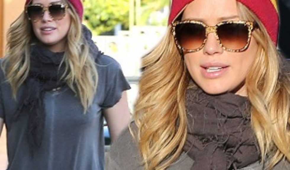 Hilary Duff w kolorowej czapce