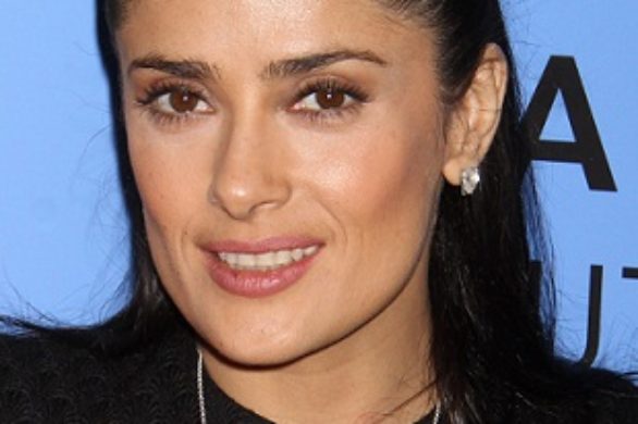 Gładko zaczesane włosy – modna fryzura Salmy Hayek