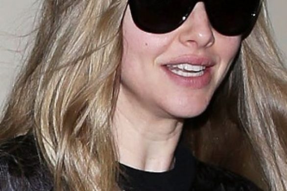 Amanda Seyfried w bluzie z religijnym wizerunkiem Givenchy