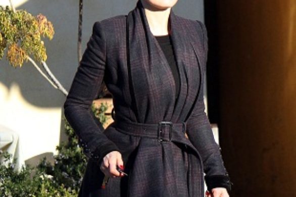 Dita von Teese w eleganckim płaszczu