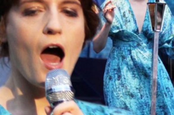Niebieska maxi sukienka Florence Welch (FOTO)