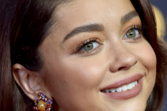 To hologram Audrey Hepburn?! To Sara Hyland w klasycznym hollywoodzkim upięciu!