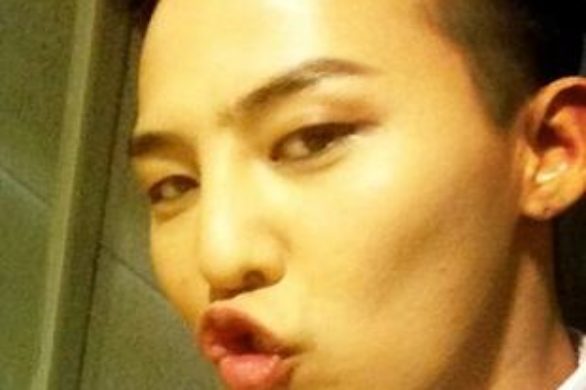 Stało się! Mężczyzna reklamuje czerwoną szminkę