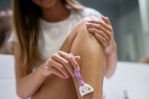 Golisz nogi maszynką? Oto jak unikać wrastających włosków i bolesnych podrażnień