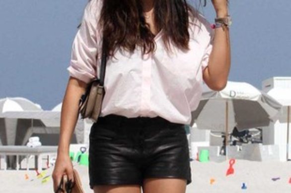 Elegancka Jessica Gomes na plaży