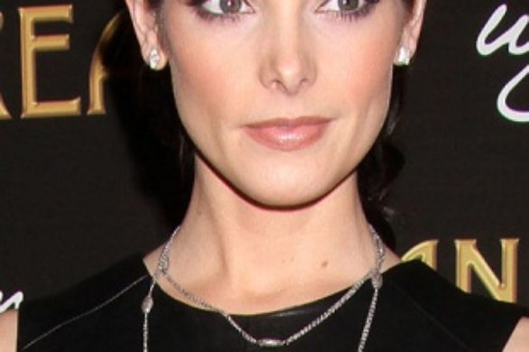 Ashley Greene w skórzany topie z baskinką