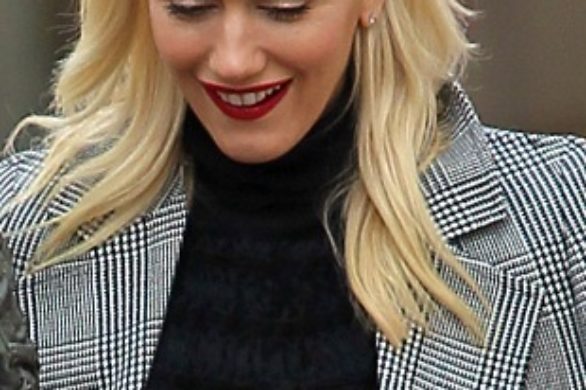 Która gwiazd uwielbia bordowe skórzane spodnie?