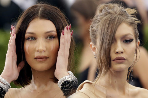 Aaaaa! Te kreacje Belli i Gigi Hadid z gali MET przejdą do historii!! (FOTO)