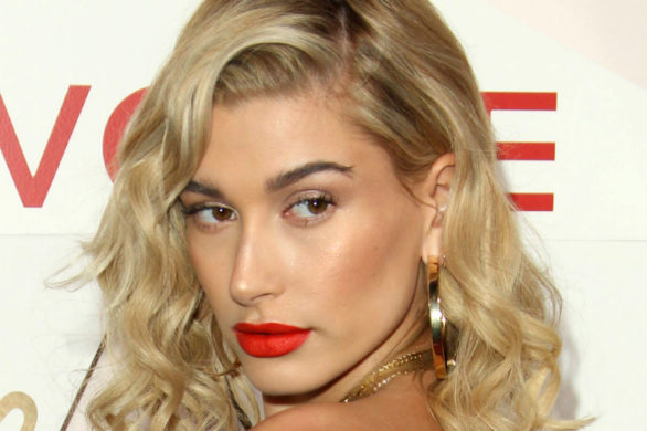 Czy Hailey Baldwin może wyglądać dobrze w czarnej szmince? Oceńcie same!