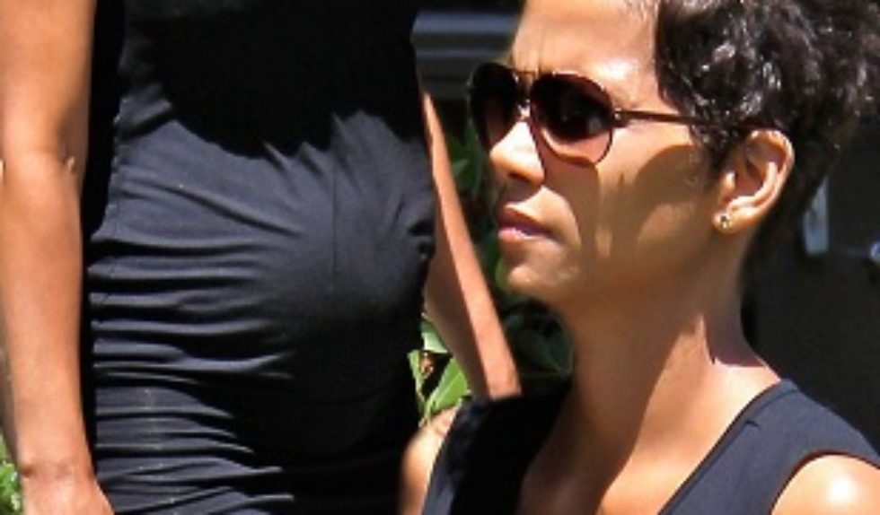 Halle Berry w ciążowej stylizacji Halle Berry w ciążowej stylizacji