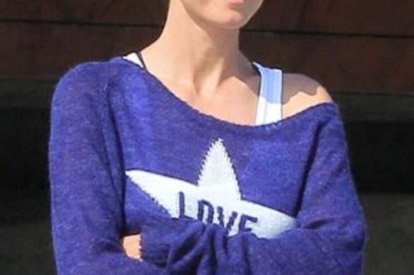 Heidi Klum w luźnym swetrze i poszarpanych jeansach (FOTO)