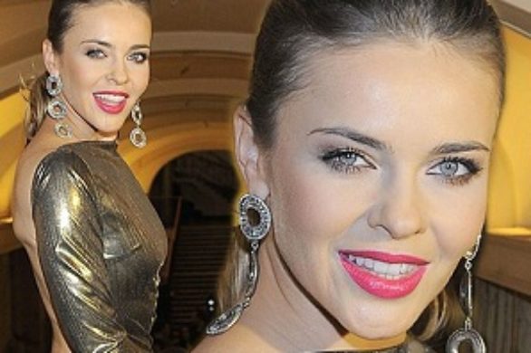 Edyta Herbuś w złotej sukni bez pleców