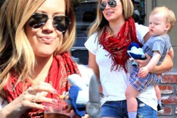 Hilary Duff w jeansowych szortach