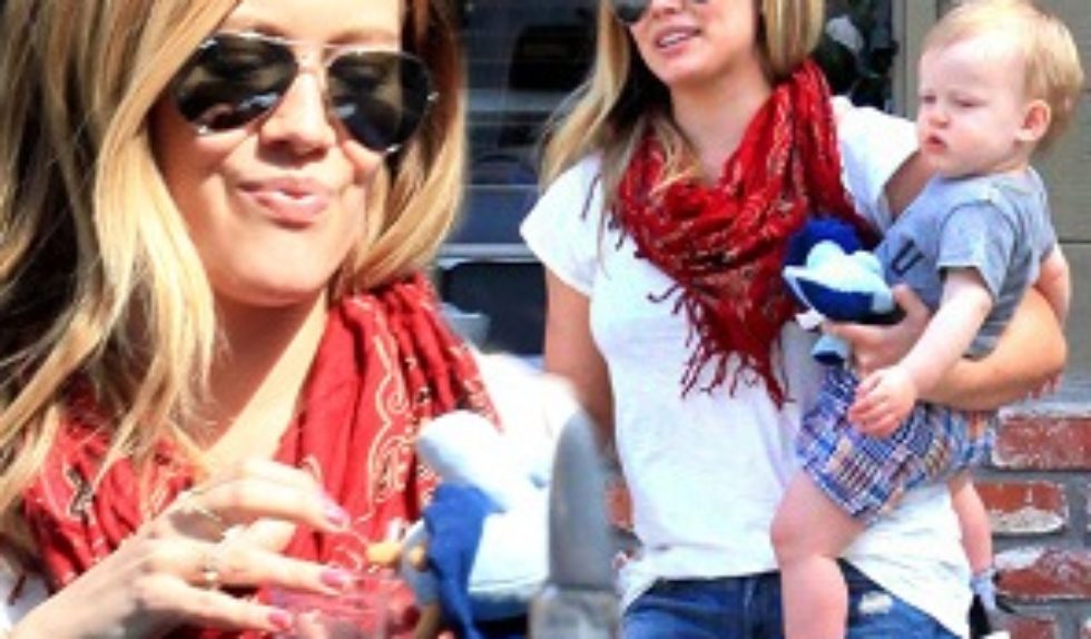 Hilary Duff w jeansowych szortach