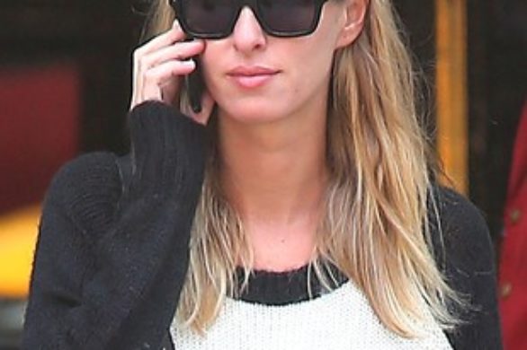 Nicky Hilton w kolorowym swetrze