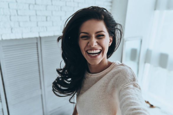 Marzysz o białych zębach? Wystarczy, że będziesz jadła te produkty!