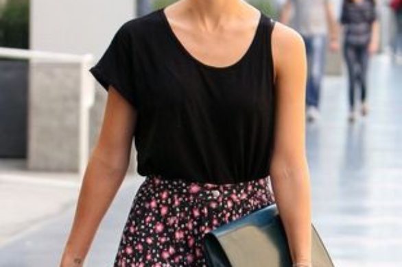 Jessica Alba bawi się modą (FOTO)