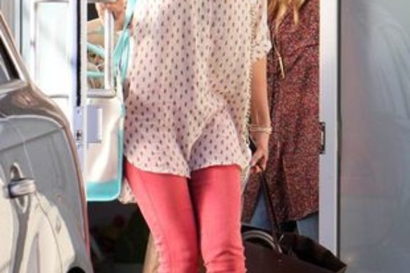 Jessica Alba w malinowych rurkach (FOTO)